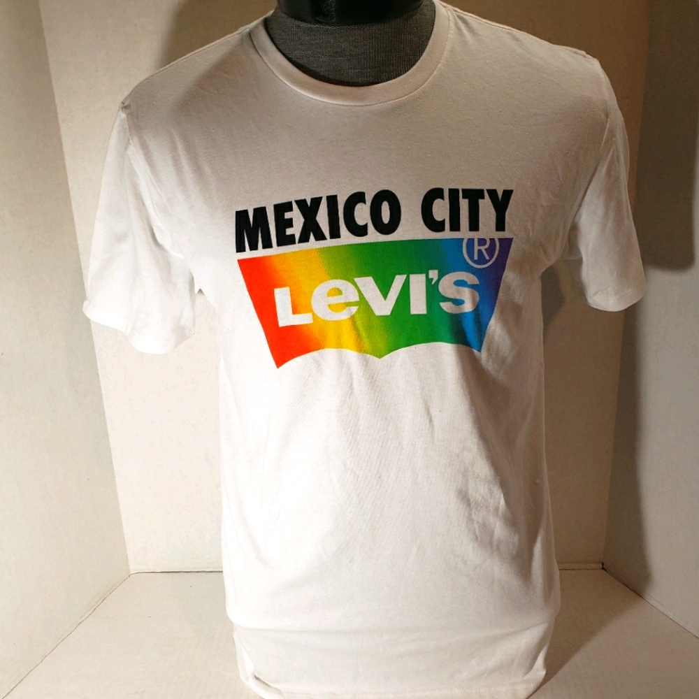 NWOT Men's Levi's T-shirt